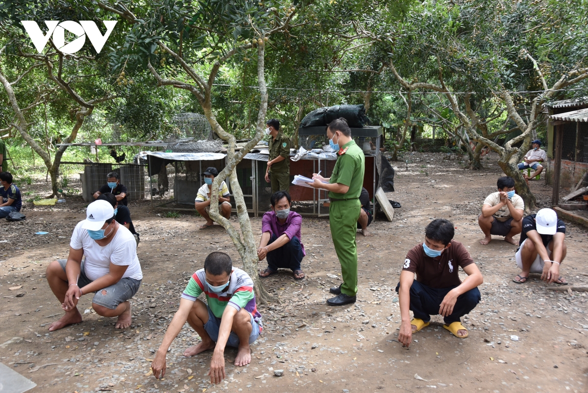 lat tay bi mat ben trong can nha treo bang khong tiep khach chong dich o tien giang 2