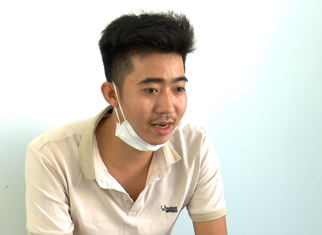 chan dung thanh nien 22 tuoi dung dao chem hang xom vikeo dien di ngang noc nha