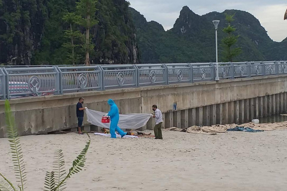 ngu dan kinh hai phat hien thi the thanh nien mac vao luoi o bai tam hon gai