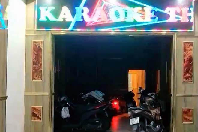 vu 2 tiep vien khoa than chieu 20 khach tai quan karaoke chu quan dang bo tron vu 2 tiep vien khoa than chieu 20 khach tai quan karaoke chu quan dang bo tron