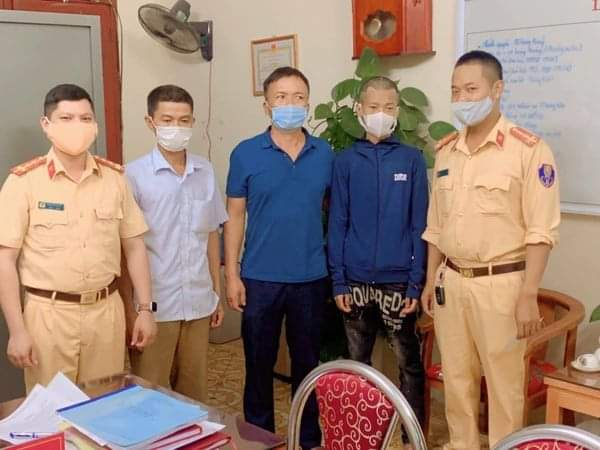 trom xe may cua bo de di bui tu thanh hoa toi son la thieu nien 15 tuoi bi csgt hoi tham trom xe may cua bo de di bui tu thanh hoa toi son la thieu nien 15 tuoi bi csgt hoi tham