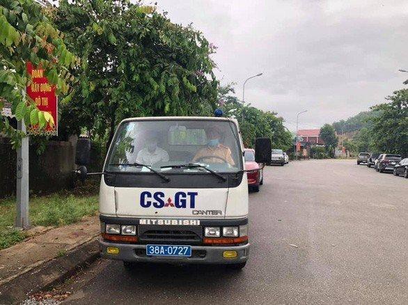 trung ta csgt dung xe chuyen dung cho thi sinh ve lay giay du thi nhin em ay cung nhu con minh 1