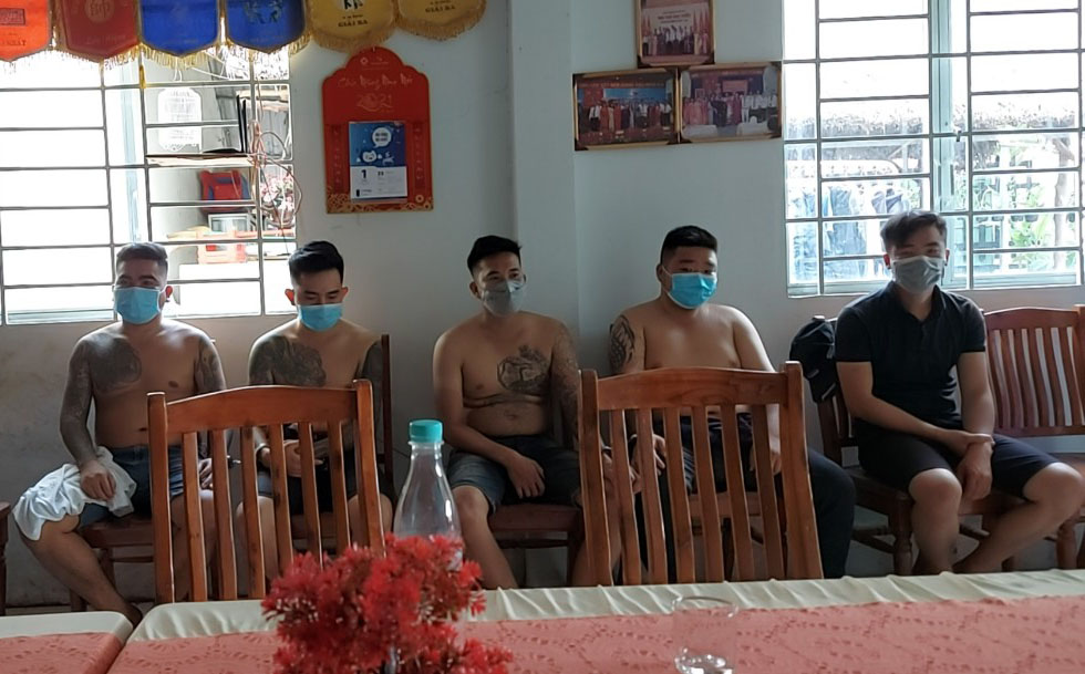 vu gianh cho ban hang voi 1 phu nu 10 doi tuong mang theo hung khi den danh hoi dong lo dien ke cam dau vu gianh cho ban hang voi 1 phu nu 10 doi tuong mang theo hung khi den danh hoi dong lo dien ke cam dau