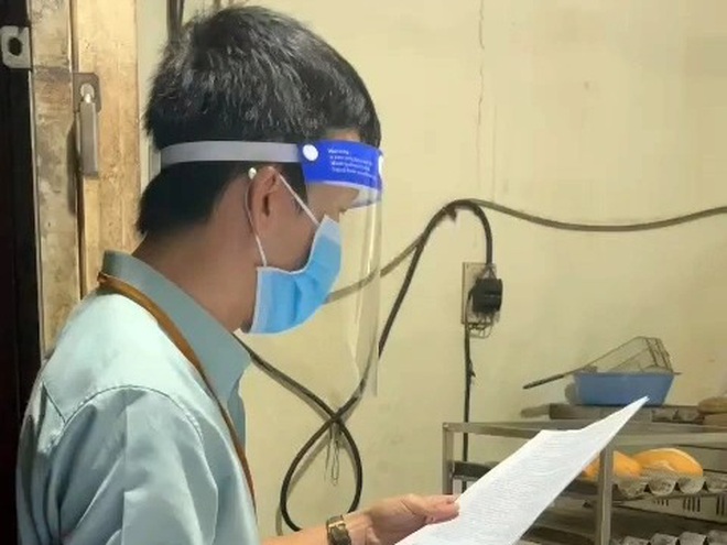 xuat hien clip can bo tung noi banh mi khong phai thuc pham xu phat lo banh mi xuat hien clip can bo tung noi banh mi khong phai thuc pham xu phat lo banh mi