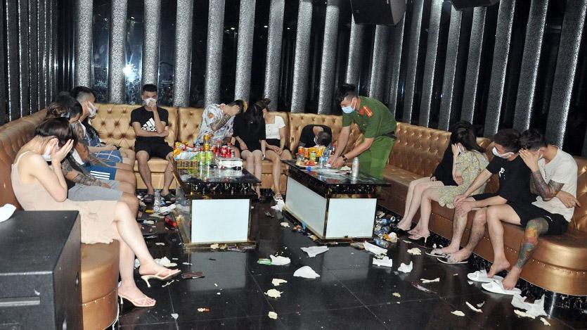 vu bat qua tang gan 50 dan choi va nu tiep vien mo tiec ma tuy tai karaoke bad boy thu giu nhieu bong cuoi vu bat qua tang gan 50 dan choi va nu tiep vien mo tiec ma tuy tai karaoke bad boy thu giu nhieu bong cuoi