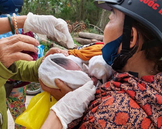 vu be trai so sinh khong mac quan ao bi bo roi canh thung rac dien bien moi nhat vu be trai so sinh khong mac quan ao bi bo roi canh thung rac dien bien moi nhat