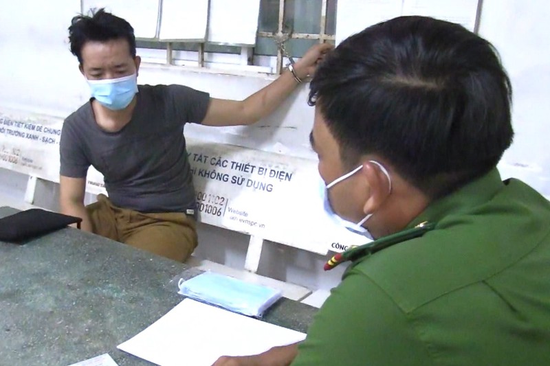 vu be trai 5 tuoi bi nem tu tren cao xuong loi khai cua ga cha duong