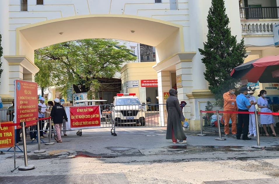 phong toa cong truong xay dung benh vien da khoa ha dong vi co 4 ca nghi nhiem covid 19