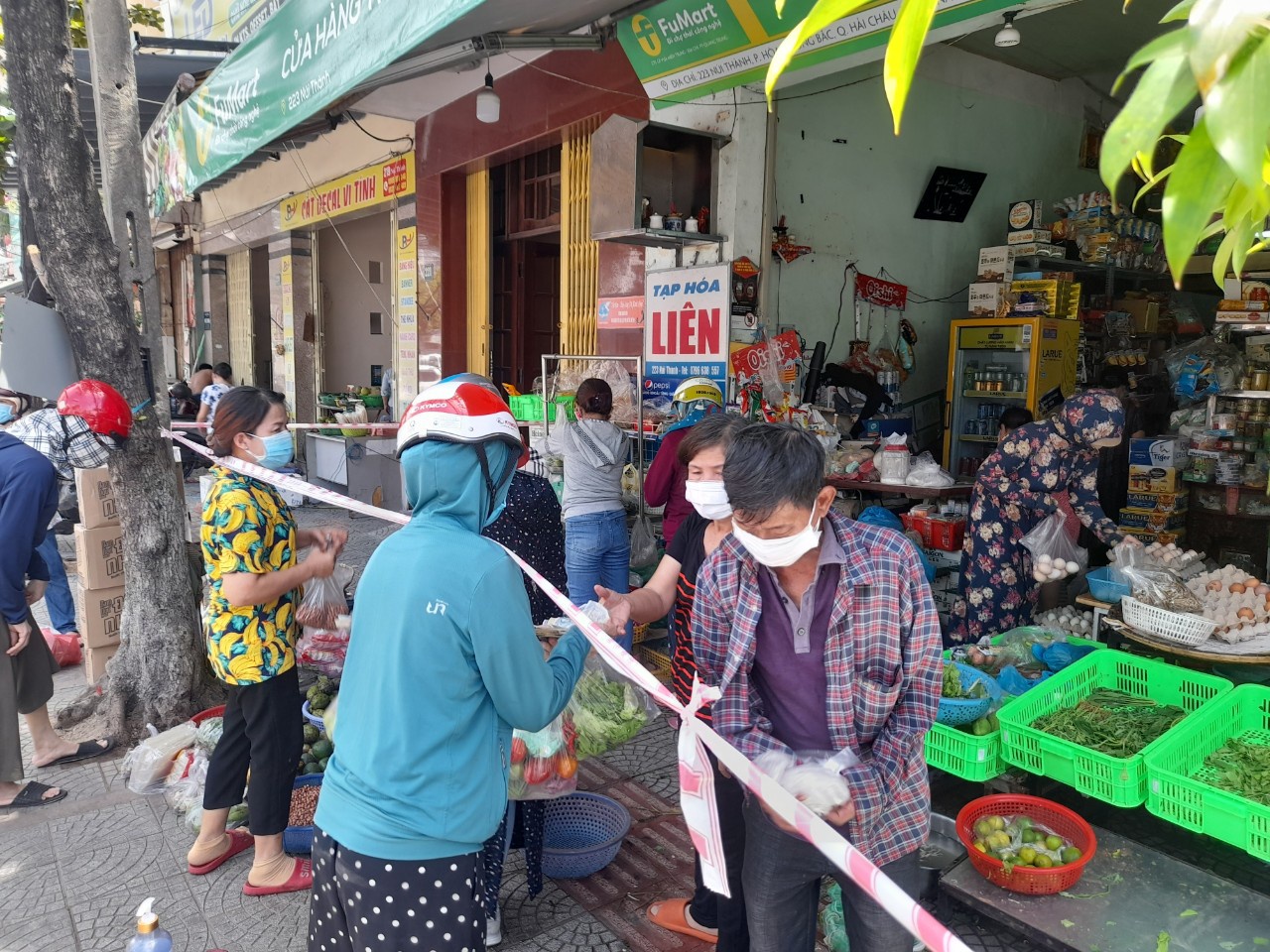 nguoi dan da nang bat ngo do xo di mua thuc pham tich tru 3 nguoi dan da nang bat ngo do xo di mua thuc pham tich tru 3