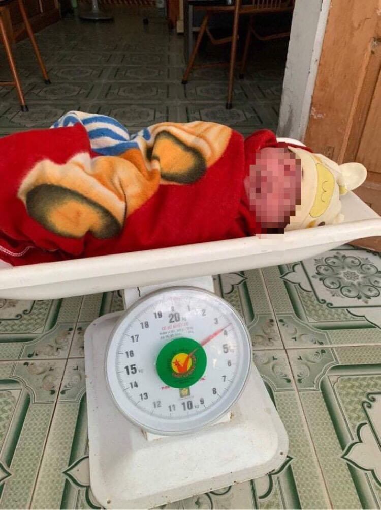 be gai so sinh 2 ngay tuoi bi bo roi o khe cot dien tai hai phong