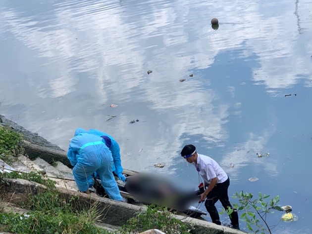 ta hoa phat hien 2 thi the nam gioi tren kenh ben nghe 2