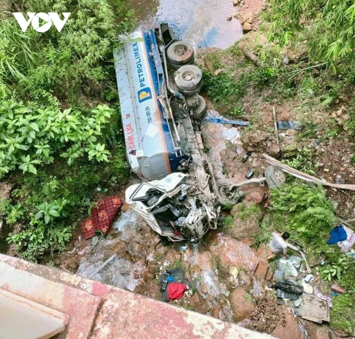 tai nan giao thong nghiem trong o son la xe cho xang dau lao xuong vuc sau 1