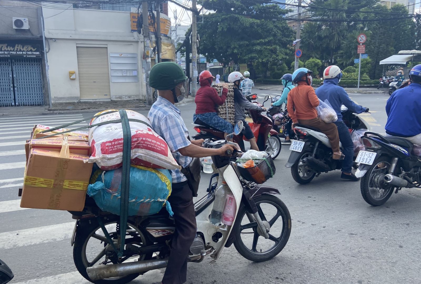 nguoi dan tp hcm do ra duong mua thuc pham tich tru truoc ngay 23 8 5 nguoi dan tp hcm do ra duong mua thuc pham tich tru truoc ngay 23 8 5