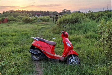 vu thi the nguoi dan ong trong tu the la o nghia trang chiec xe may mau do bi an tai hien truong vu thi the nguoi dan ong trong tu the la o nghia trang chiec xe may mau do bi an tai hien truong