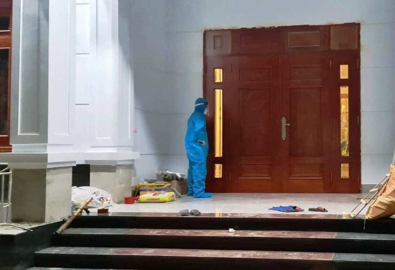 nguoi phu nu coi quan ao co thu trong nha chong doi viec dua di cach ly