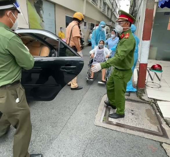 thai phu 37 tuan bi tai nan vang xuong duong csgt nhanh chong dung xe o to dua di cap cuu thai phu 37 tuan bi tai nan vang xuong duong csgt nhanh chong dung xe o to dua di cap cuu