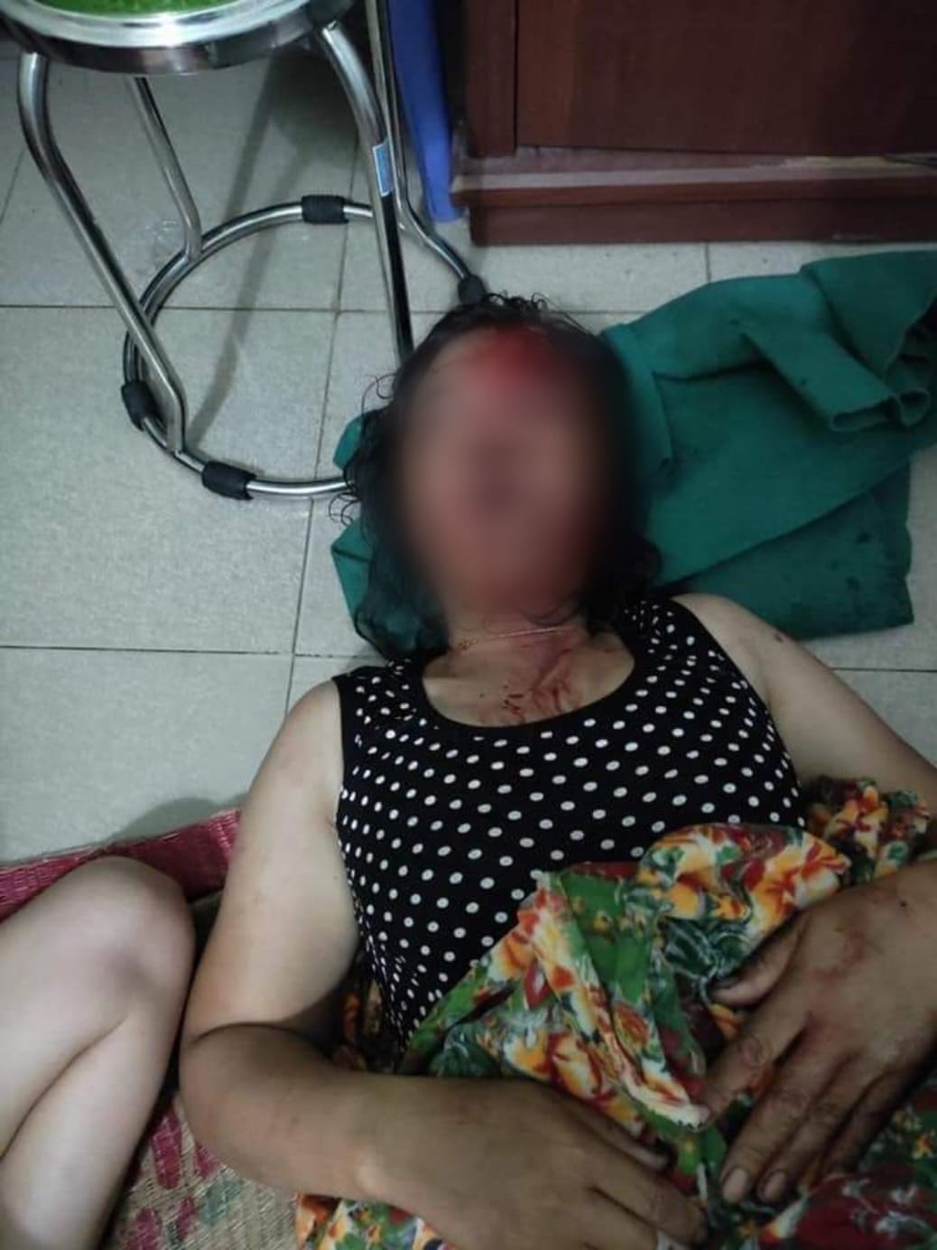 dang xac minh don to cao cua nguoi vo bi chong chich dien dim xuong ao luc nua dem dang xac minh don to cao cua nguoi vo bi chong chich dien dim xuong ao luc nua dem