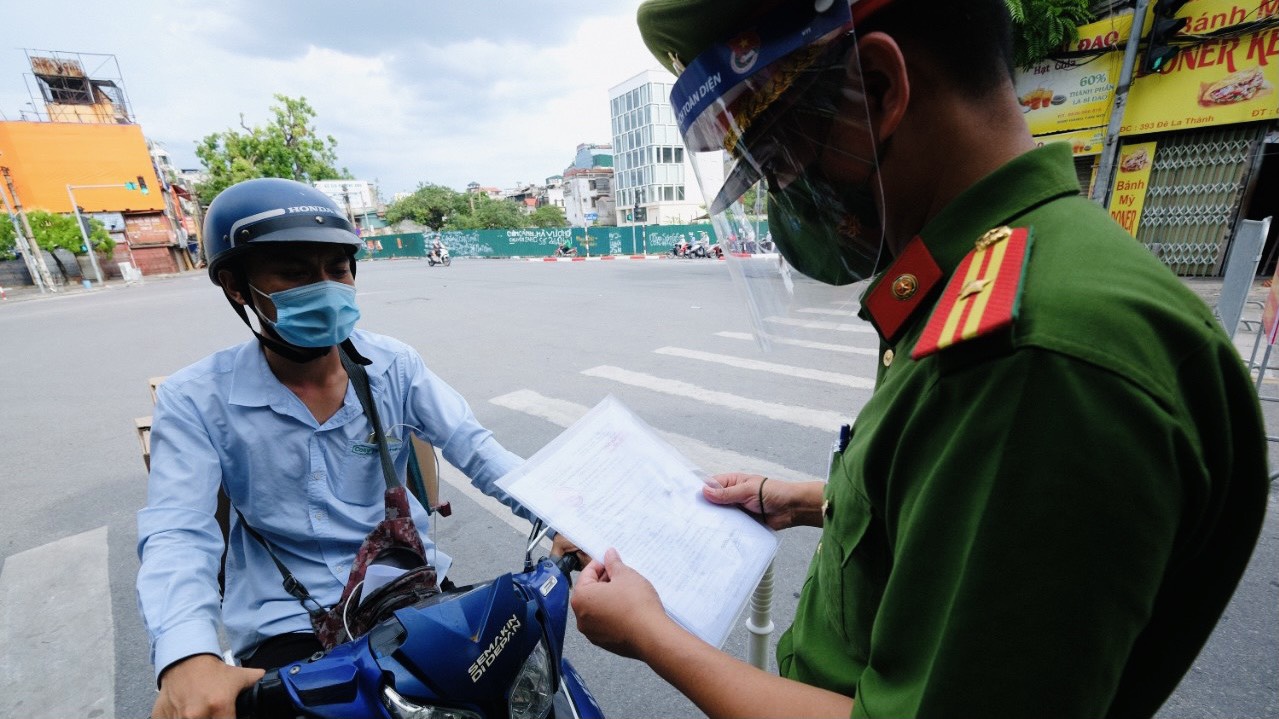 bi thu thanh uy ha noi dinh tien dung kien tri gian cach xa hoi giam toi da nguoi ra duong