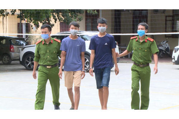 vu be trai 7 tuoi bi bat troi nhot trong ngoi nha hoang bang hoang loi ke cua nguoi cha