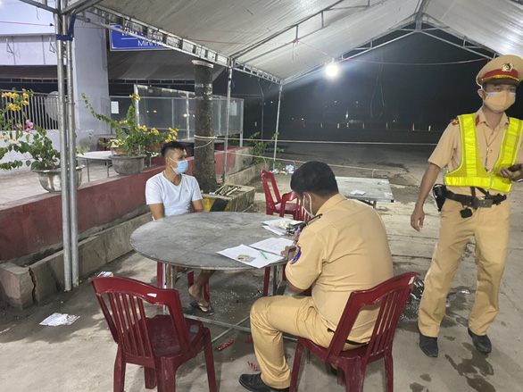 vu 15 nguoi co dau hieu kho tho bi nhot trong thung xe dong lanh de thong chot tai xe thu 700 000 dong nguoi vu 15 nguoi co dau hieu kho tho bi nhot trong thung xe dong lanh de thong chot tai xe thu 700 000 dong nguoi
