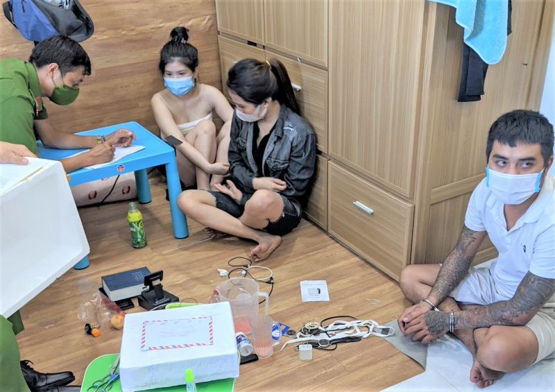 chieu ban gai 2 thanh nien thue phong tro de mo tiec ma tuy