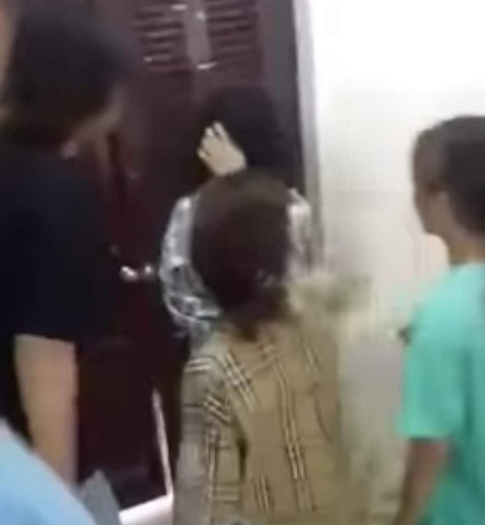 vu nu sinh lop 10 bi danh hoi dong nhieu nguoi chung kien ho reo co vu hieu truong noi gi vu nu sinh lop 10 bi danh hoi dong nhieu nguoi chung kien ho reo co vu hieu truong noi gi
