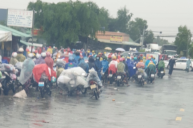 hon 1 000 nguoi chay xe may ve que tranh dich covid 19 bi mac ket o long an hon 1 000 nguoi chay xe may ve que tranh dich covid 19 bi mac ket o long an