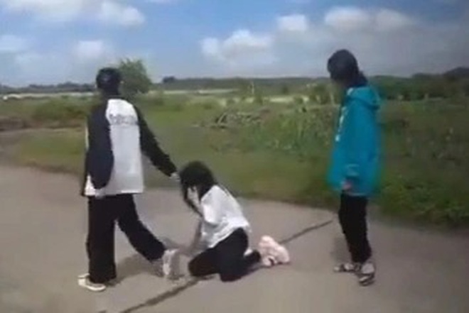 nu sinh lop 9 bi danh hoi dong quay clip gui nguoi than de dan mat nu sinh lop 9 bi danh hoi dong quay clip gui nguoi than de dan mat