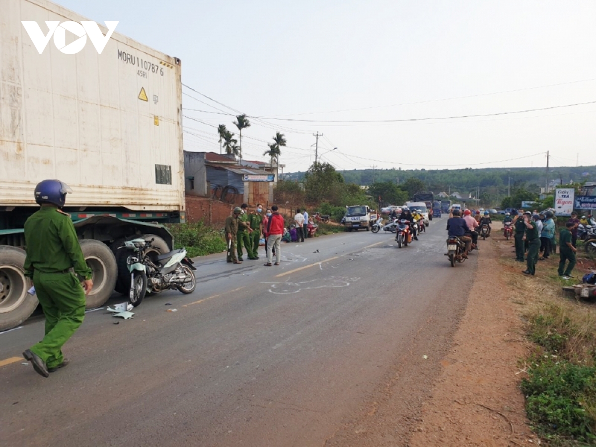 sau va cham kinh hoang khien 2 nguoi chet tai xe container roi khoi hien truong