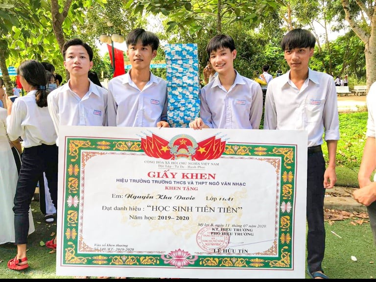 nam sinh so huu cai ten doc lai gay bao voi bang khen sieu to khong lo 2 nam sinh so huu cai ten doc lai gay bao voi bang khen sieu to khong lo 2