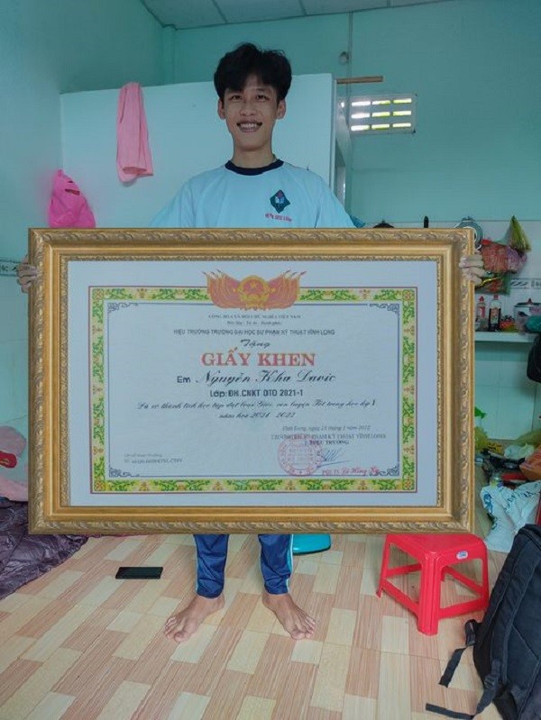 nam sinh so huu cai ten doc lai gay bao voi bang khen sieu to khong lo nam sinh so huu cai ten doc lai gay bao voi bang khen sieu to khong lo