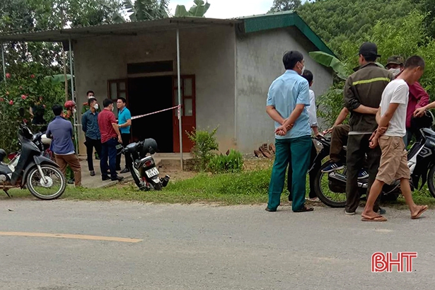 vu nguoi dan ong chet bat thuong tai nha me de hien truong co nhieu vet mau