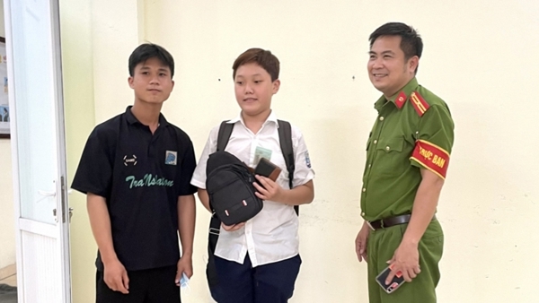 nhat duoc vi chua day tien hoc sinh lop 7 tra lai nguoi danh roi nhat duoc vi chua day tien hoc sinh lop 7 tra lai nguoi danh roi