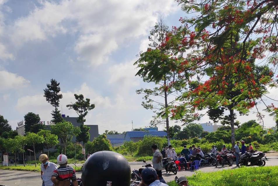 vu thi the thanh nien trong khu dan cu hoang long chiec xe may do lai o hien truong 1 vu thi the thanh nien trong khu dan cu hoang long chiec xe may do lai o hien truong 1