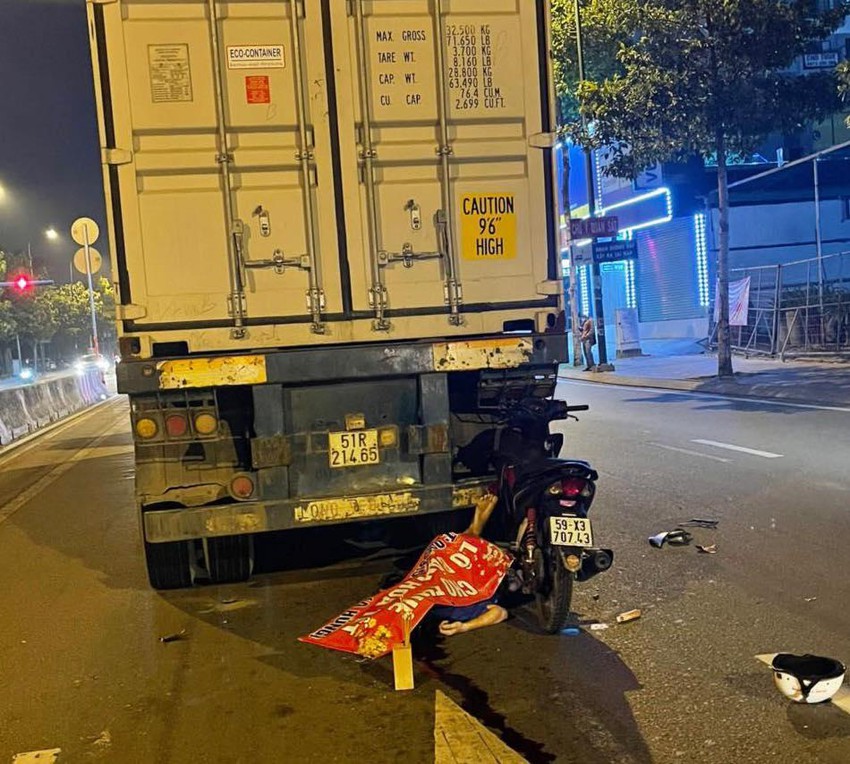tai nan giao thong thanh nien 20 tuoi chet tham duoi banh xe container tai nan giao thong thanh nien 20 tuoi chet tham duoi banh xe container