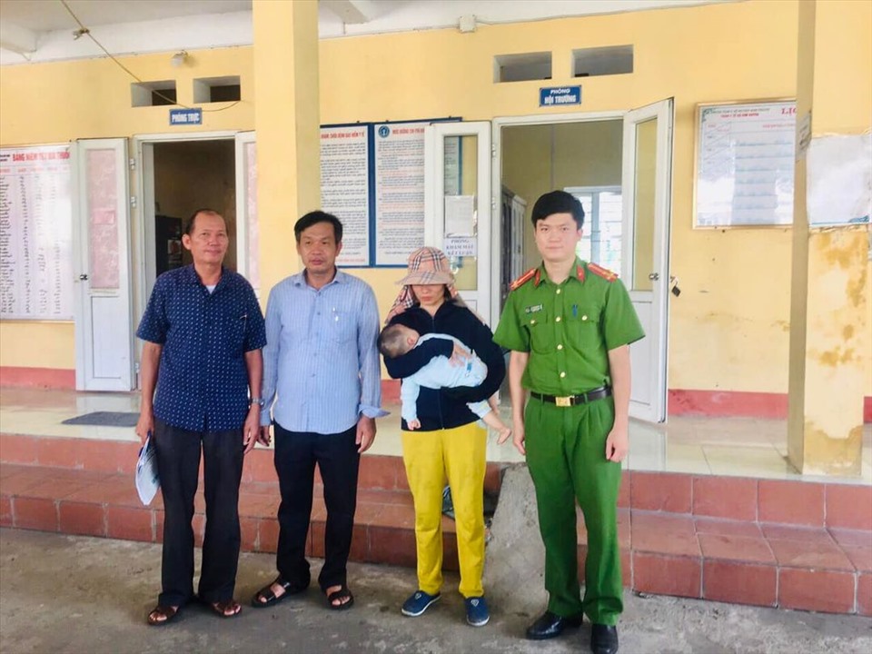 di lam dong phat hien be trai hon 8 thang bi bo roi trong lan nhua di lam dong phat hien be trai hon 8 thang bi bo roi trong lan nhua