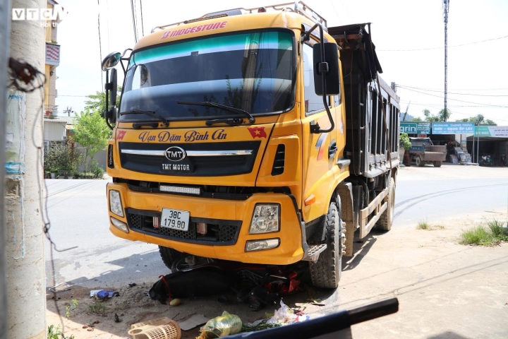 tai nan thuong tam o ha tinh con bi cuon vao gam xe tai tu vong me nguy kich 2