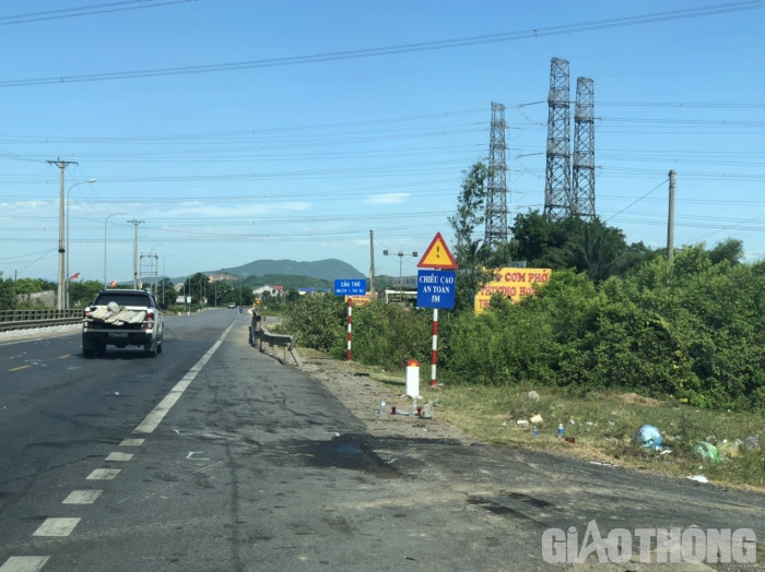 xe o to doi dau xe khach 2 chien sy cong an tu vong xe o to doi dau xe khach 2 chien sy cong an tu vong