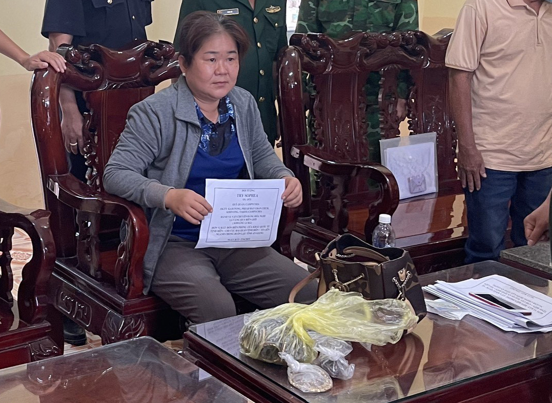 kiem tra nguoi phu nu ngoai quoc phat hien hon 1 1 kg vang kiem tra nguoi phu nu ngoai quoc phat hien hon 1 1 kg vang