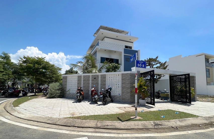 vu nguoi dan ong nam guc tren vung mau trong biet thu boc chay o nha trang hien truong co khau sung