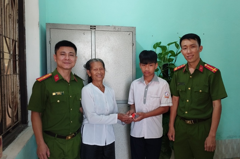 nhat duoc 2 nhan vang nam sinh lop 7 co hanh dong dep nhat duoc 2 nhan vang nam sinh lop 7 co hanh dong dep