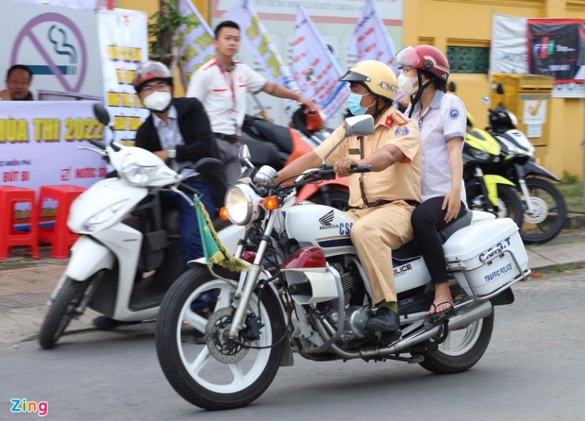 thieu ta csgt lai xe dac chung chay hang chuc km cho nu sinh ve nha lay giay bao du thi