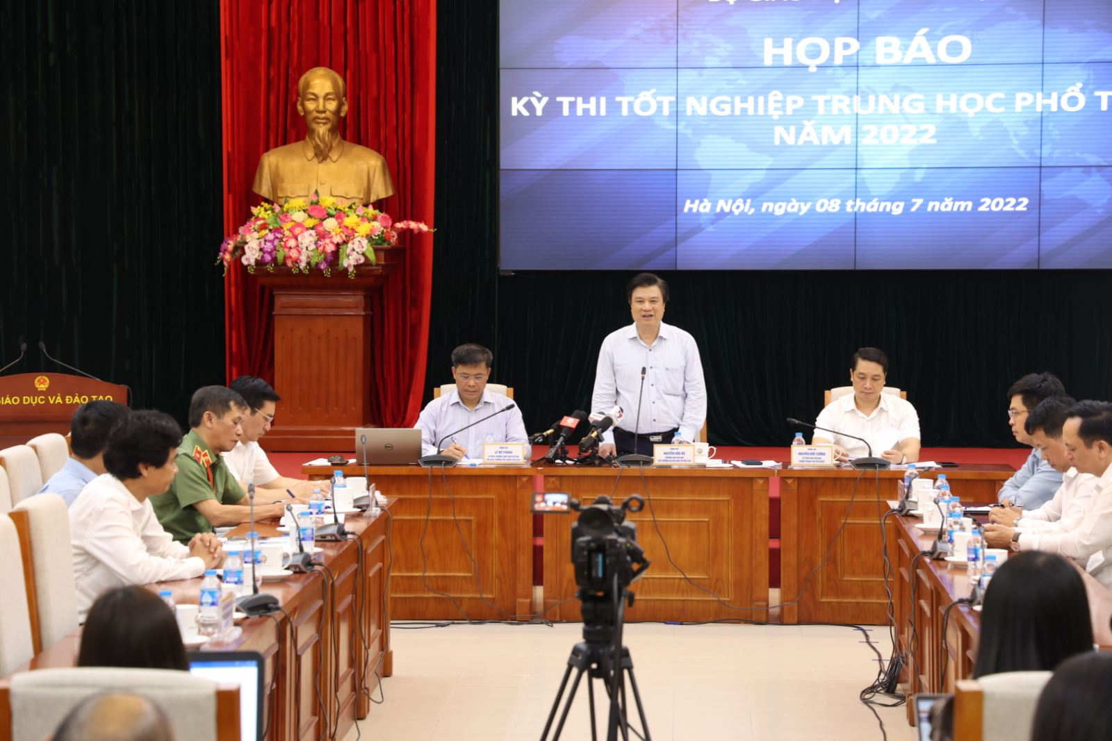 vu nghi van de toan lot len mang khi chua het gio bo gd dt noi vu nghi van de toan lot len mang khi chua het gio bo gd dt noi