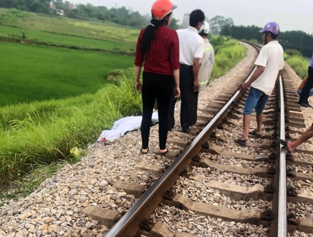 di choi o khu vuc duong sat mot nu sinh tu vong di choi o khu vuc duong sat mot nu sinh tu vong