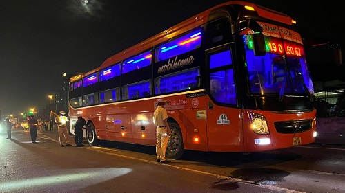 nguoi dan ong chet tham duoi gam xe khach tren xa lo ha noi