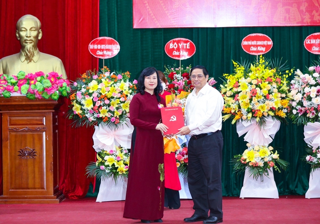 thu tuong pham minh chinh trao quyet dinh bi thu ban can su dang quyen bo truong bo y te 1 thu tuong pham minh chinh trao quyet dinh bi thu ban can su dang quyen bo truong bo y te 1