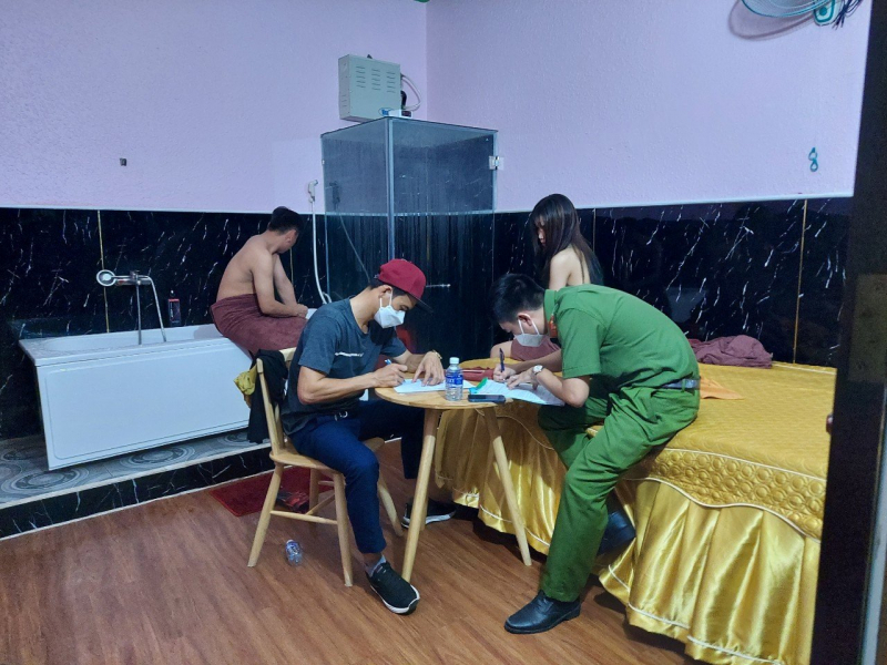nu tiep vien thoat y phuc vu khach trong co so massage o binh duong