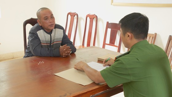 bat giu doi tuong nup bong duoi vo boc nha su di ban huong de tron truy na