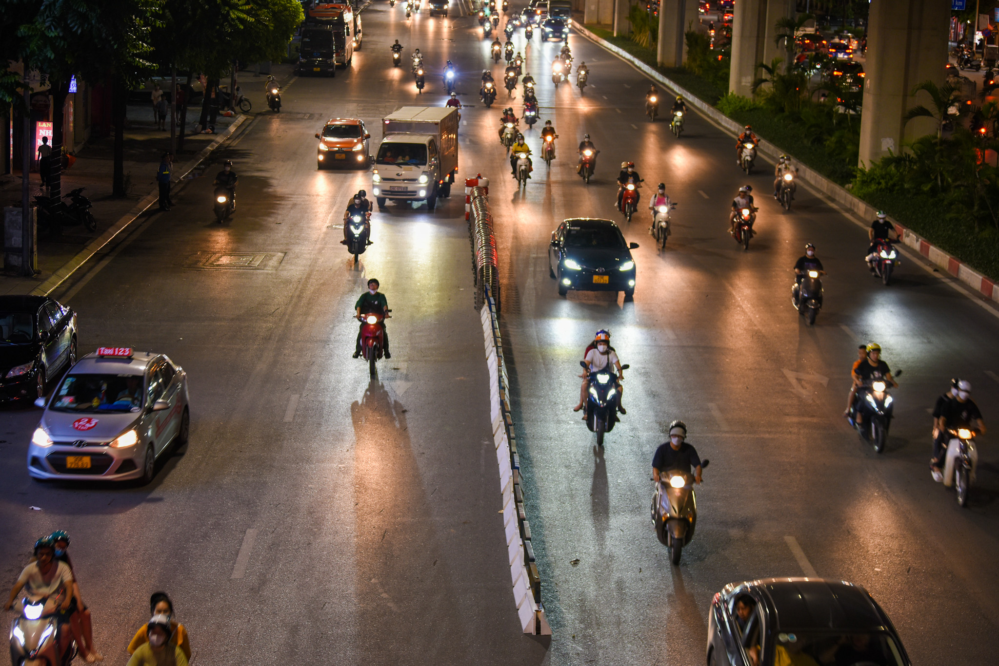 chum anh xuyen dem lap dat dai phan cach cung tren duong nguyen trai 1