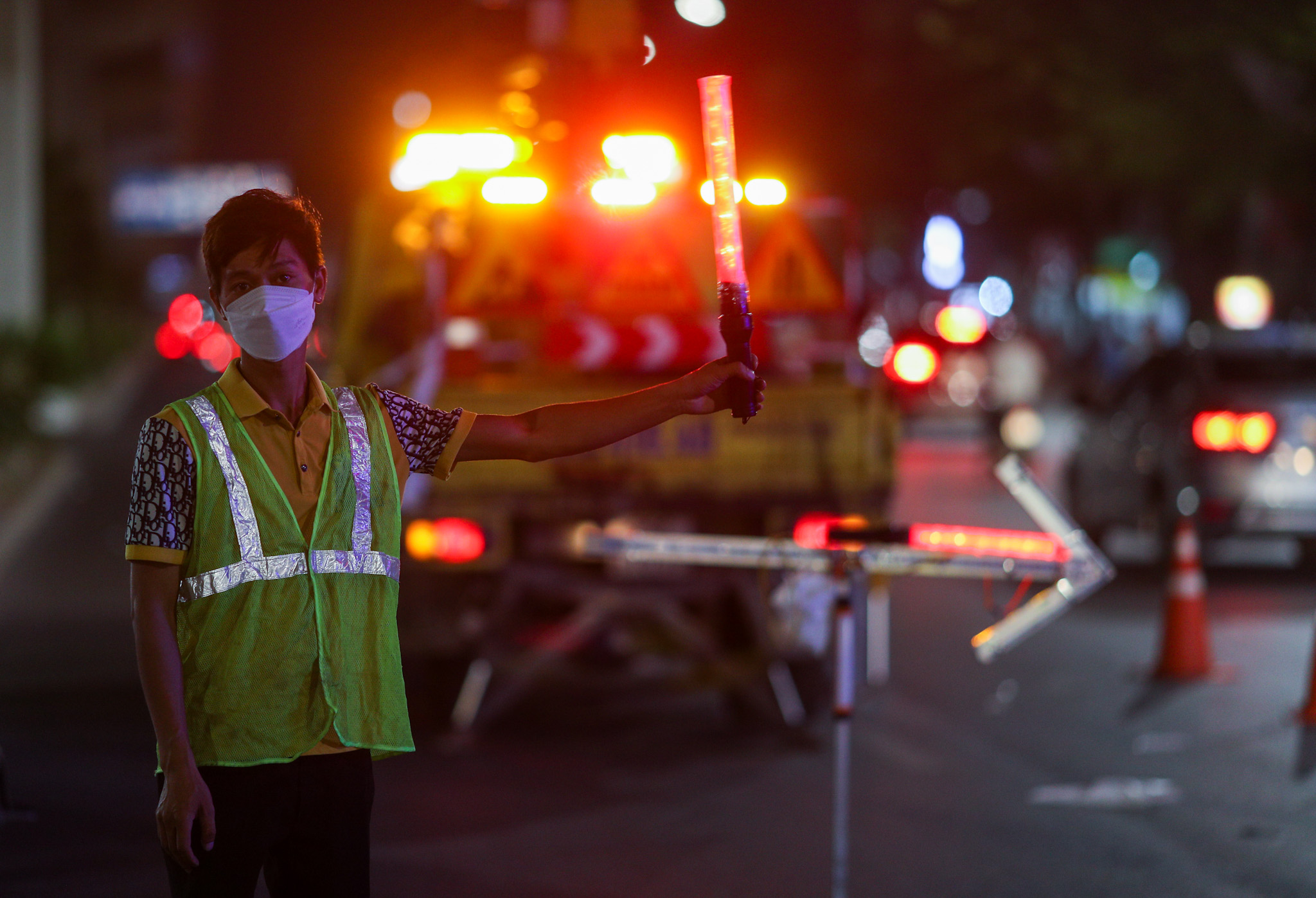 chum anh xuyen dem lap dat dai phan cach cung tren duong nguyen trai 5